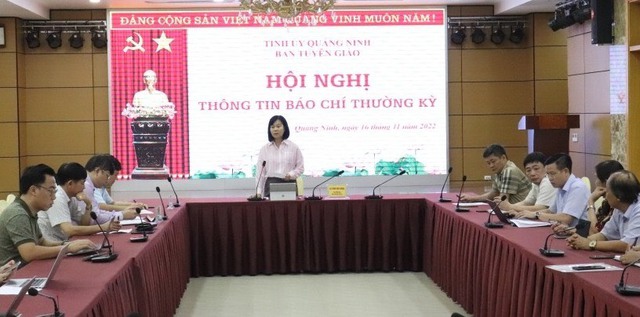 Lãnh đạo Ban Tuyên giáo Tỉnh ủy định hướng một số thông tin cần tuyên truyền tại hội nghị. Ảnh: báo Quảng Ninh