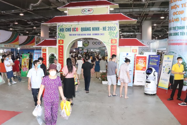 Hội chợ OCOP Quảng Ninh - Hè 2022 thu hút rất đông người dân, du khách đến tham quan, mua sắm. Ảnh: báo Quảng Ninh