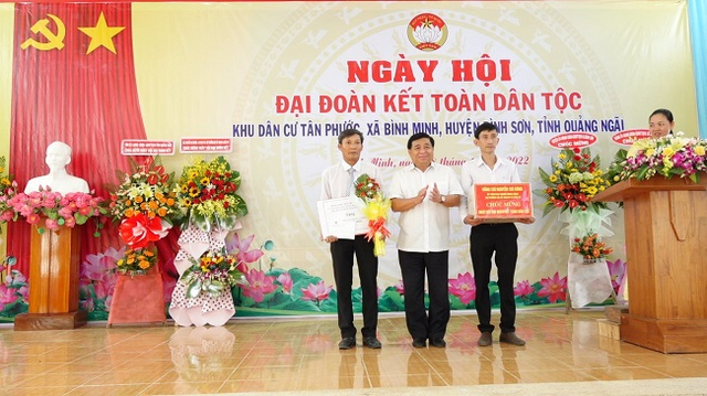 Bộ trưởng Nguyễn Chí Dũng dự Ngày hội Đại đoàn kết toàn dân tộc tại huyện Bình Sơn - Ảnh 2.