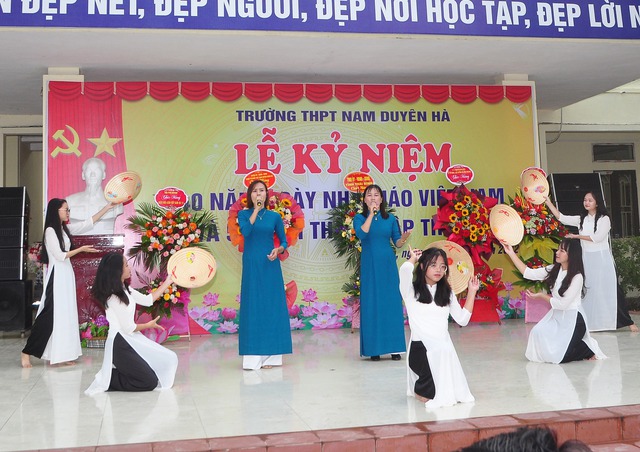 Không khí kỷ niệm 40 năm ngày Nhà giáo Việt Nam - Ảnh 8.