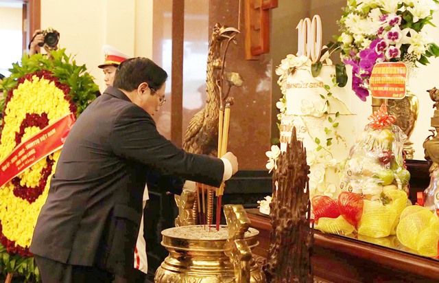 Thủ tướng Chính phủ Phạm Minh Chính dâng hương tại Khu tưởng niệm cố Thủ tướng Võ Văn Kiệt - Ảnh 1.