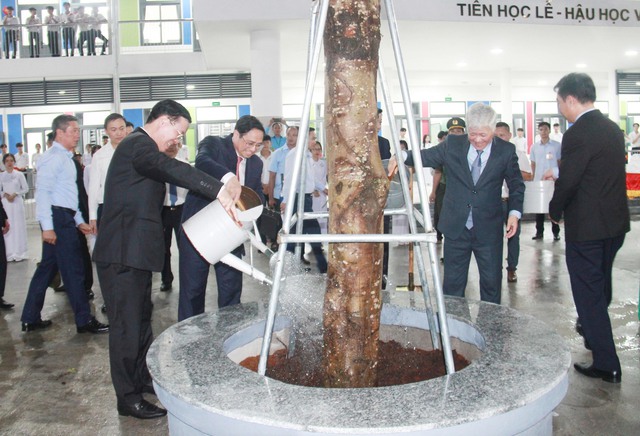 Thủ tướng Chính phủ Phạm Minh Chính dâng hương tại Khu tưởng niệm cố Thủ tướng Võ Văn Kiệt - Ảnh 7.