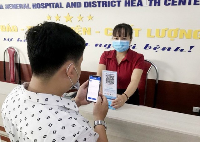 Huyện Tây Giang: Phấn đấu 50% trường học, cơ sở y tế không dùng tiền mặt năm 2023 - Ảnh 1.