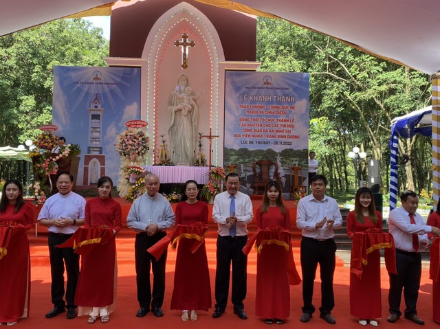 Hoa viên Bình Dương khánh thành tháp chuông và tượng Đức Mẹ Maria - Ảnh 1. Hoa viên Bình Dương khánh thành tháp chuông và tượng Đức Mẹ Maria - Ảnh 1.