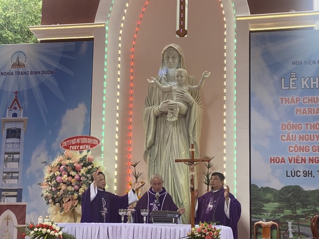 Hoa viên Bình Dương khánh thành tháp chuông và tượng Đức Mẹ Maria - Ảnh 2. Hoa viên Bình Dương khánh thành tháp chuông và tượng Đức Mẹ Maria - Ảnh 2.