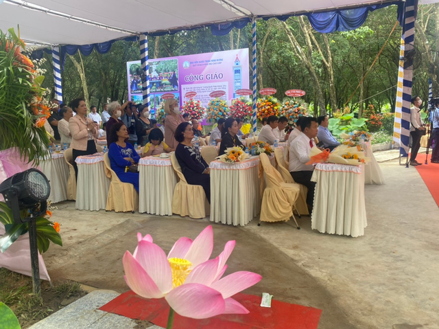 Hoa viên Bình Dương khánh thành tháp chuông và tượng Đức Mẹ Maria - Ảnh 3. Hoa viên Bình Dương khánh thành tháp chuông và tượng Đức Mẹ Maria - Ảnh 3.