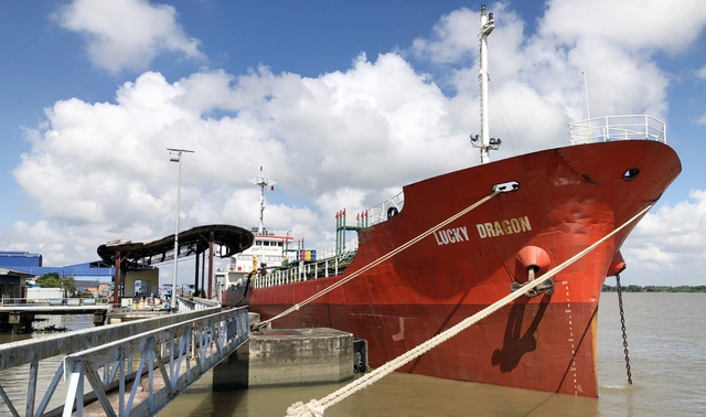 Tàu Lucky Dragon chở 3.000m3 xăng Ron 95 từ Nhà máy lọc dầu Dung Quất (Quảng Ngãi) đã cập cảng Tổng kho Trà Nóc NSH Petro an toàn.