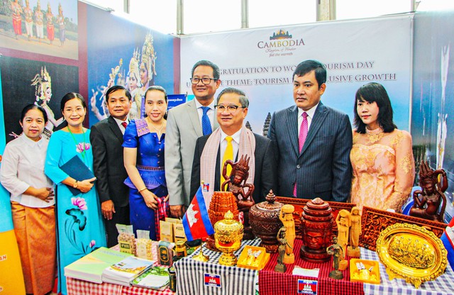 Ông Trần Việt Trường, Chủ tịch UBND TP Cần Thơ tham quan các gian hàng danh dự của các nước tham gia hội chợ.
