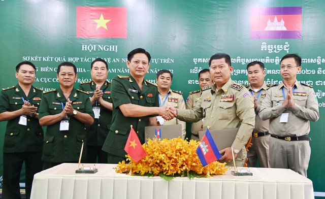 BĐBP tỉnh Kiên Giang sơ kết 2 năm hợp tác bảo vệ ANTT vùng nước lịch sử với Campuchia - Ảnh 1.