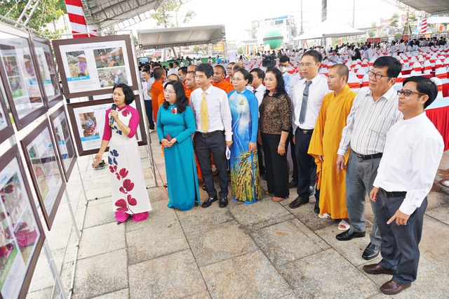 Các đại biểu nghe thuyết minh về các dân tộc Việt Nam tại buổi Triển lãm lưu động ảnh, tư liệu tuyên truyền về dân tộc, tôn giáo ở Việt Nam trong sự nghiệp xây dựng, bảo vệ Tổ quốc.