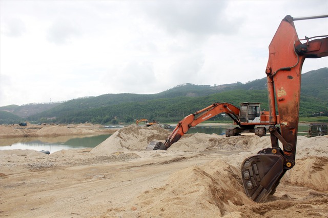 Huyện Tây Giang: Đấu giá quyền khai thác khoáng sản cát, đá làm vật liệu xây dựng thông thường trên địa bàn - Ảnh 1.