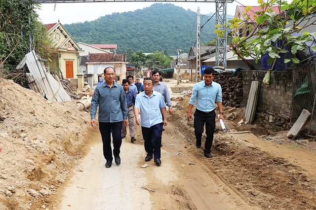 Phó Chủ tịch UBND tỉnh kiểm tra công tác khắc phục hậu quả thiên tai trên địa bàn huyện Kỳ Sơn - Ảnh 2.