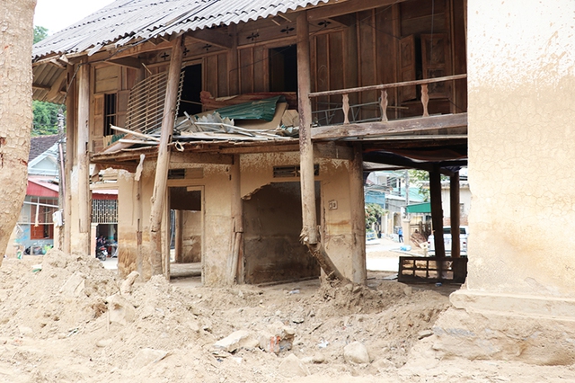 Phó Chủ tịch UBND tỉnh kiểm tra công tác khắc phục hậu quả thiên tai trên địa bàn huyện Kỳ Sơn - Ảnh 4.
