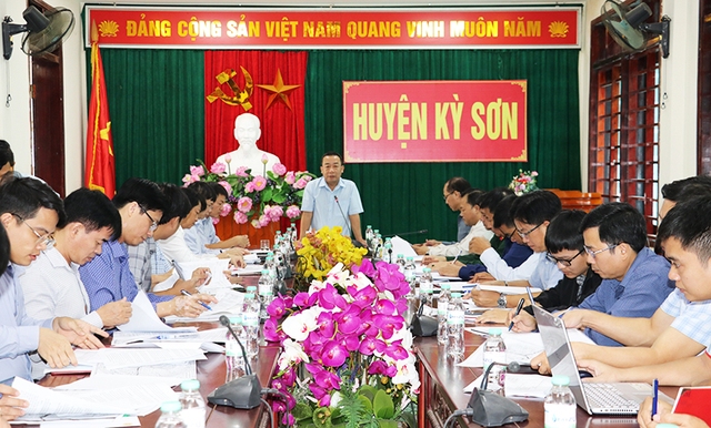 Phó Chủ tịch UBND tỉnh kiểm tra công tác khắc phục hậu quả thiên tai trên địa bàn huyện Kỳ Sơn - Ảnh 1.