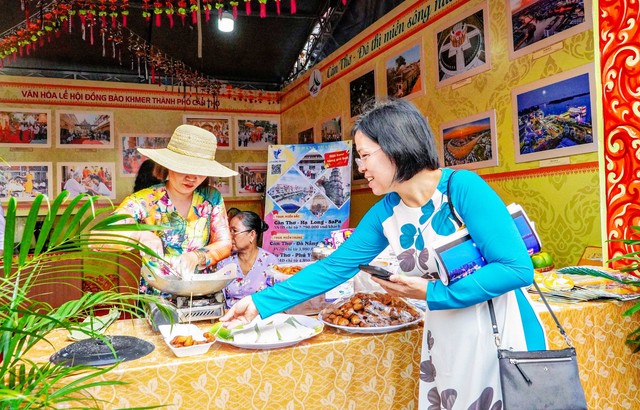 Du khách thưởng thức ẩm thực của đồng bào Khmer tại hoạt động trưng bày giới thiệu, quảng bá văn hóa truyền thống địa phương và xúc tiến các sản phẩm du lịch của đồng bào Khmer Nam bộ.