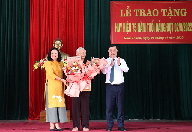 Nghệ An: Chủ tịch UBND tỉnh trao tặng Huy hiệu 75 tuổi Đảng cho đảng viên lão thành cách mạng  - Ảnh 1.
