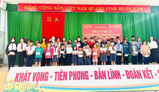 Thừa Thiên Huế: Trao tặng quà cho 400 học sinh hoàn cảnh khó khăn bị ảnh hưởng cơn bão số 5 - Ảnh 1.