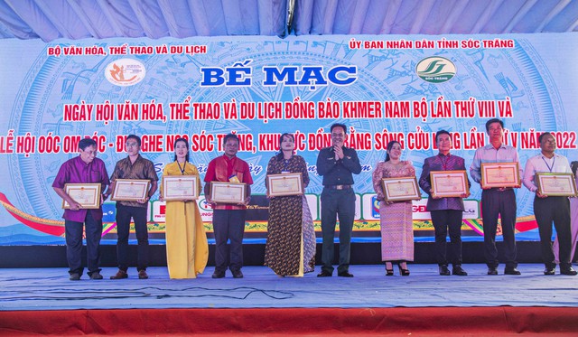 Bộ đội Biên phòng tỉnh Sóc Trăng tặng Bằng khen cho các đơn vị tham gia ngày hội.