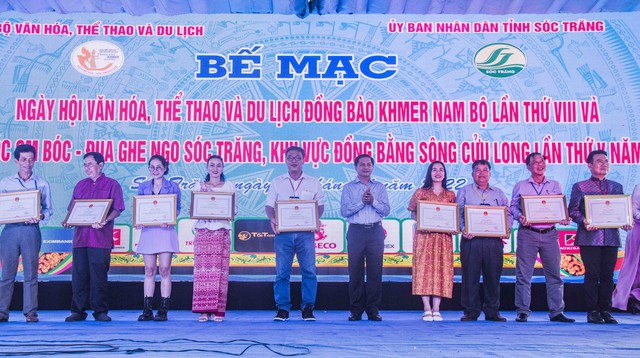 Ông Trần Văn Lâu - Chủ tịch UBND tỉnh Sóc Trăng trao Bằng khen của UBND tỉnh cho các đơn vị đạt giải A tham gia ngày hội.