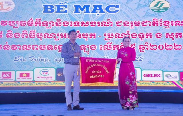Bà Huỳnh Thị Diễm Ngọc - Phó Chủ tịch UBND tỉnh Sóc Trăng trao cờ đăng cai tổ chức Ngày hội Văn hóa, Thể thao và Du lịch đồng bào Khmer Nam Bộ lần thứ IX cho đơn vị tỉnh Trà Vinh.