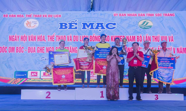 Bà Hồ Thị Cẩm Đào - Phó Bí thư Thường trực Tỉnh ủy, Chủ tịch HĐND tỉnh Sóc Trăng và đại diện nhà tài trợ trao giải, cờ và cúp cho các đội ghe ngo nữ đạt thành tích cao.