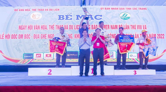 Ông Trần Văn Lâu - Chủ tịch UBND tỉnh Sóc Trăng và đại diện nhà tài trợ trao giải, cờ và cúp cho các đội ghe ngo nam đạt thành tích cao.