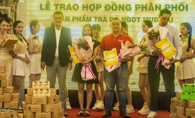 Đại diện Công ty Cổ phần TNB Việt Nam trao hợp đồng phân phối sản phẩm mới Trà cỏ ngọt MUDARU cho các đối tác.