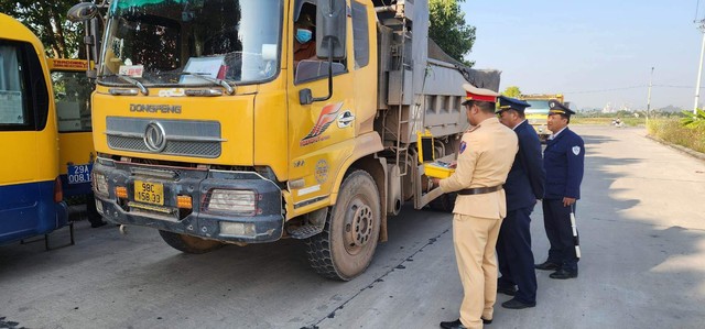 Quảng Ninh: Công an Quảng Yên tiếp tục xử lý xe quá khổ, quá tải và đảm bảo ATGT - Ảnh 1.