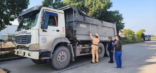 Quảng Ninh: Công an Quảng Yên tiếp tục xử lý xe quá khổ, quá tải và đảm bảo ATGT - Ảnh 2.