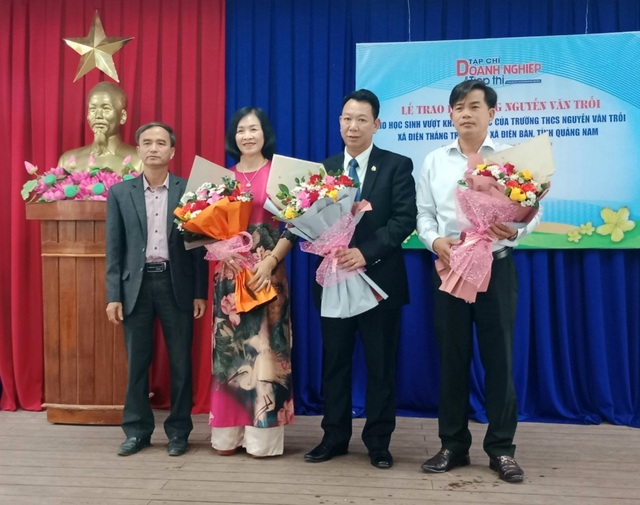 Trao học bổng Nguyễn Văn Trỗi cho học sinh nghèo đạt thành tích học tập giỏi - Ảnh 12.