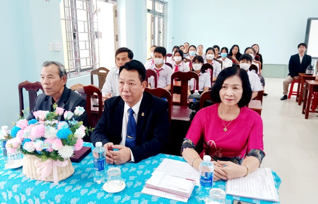Trao học bổng Nguyễn Văn Trỗi cho học sinh nghèo đạt thành tích học tập giỏi - Ảnh 1.