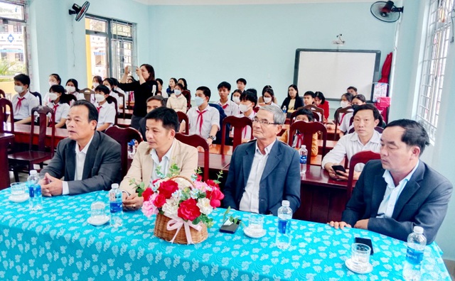 Trao học bổng Nguyễn Văn Trỗi cho học sinh nghèo đạt thành tích học tập giỏi - Ảnh 2.