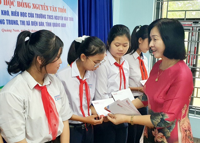 Trao học bổng Nguyễn Văn Trỗi cho học sinh nghèo đạt thành tích học tập giỏi - Ảnh 4.