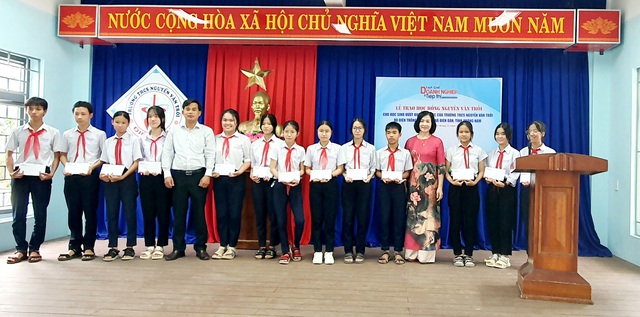 Trao học bổng Nguyễn Văn Trỗi cho học sinh nghèo đạt thành tích học tập giỏi - Ảnh 7.