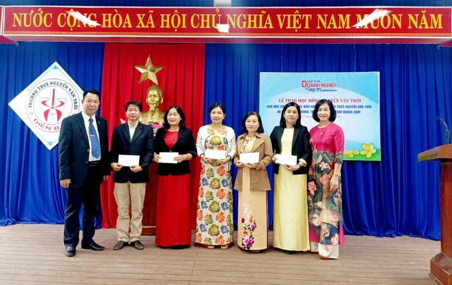 Trao học bổng Nguyễn Văn Trỗi cho học sinh nghèo đạt thành tích học tập giỏi - Ảnh 10.