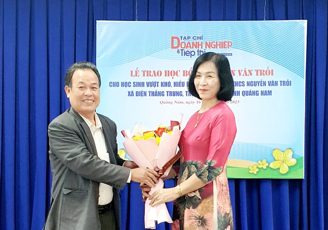 Trao học bổng Nguyễn Văn Trỗi cho học sinh nghèo đạt thành tích học tập giỏi - Ảnh 11.
