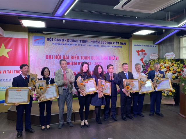 Cảng – Đường thủy – Thềm lục địa Việt Nam kỉ niệm 35 năm ngày thành lập - Ảnh 6. Cảng – Đường thủy – Thềm lục địa Việt Nam kỉ niệm 35 năm ngày thành lập - Ảnh 6.
