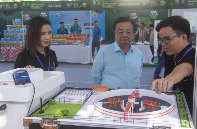 Ông Lê Minh Hoan, Bộ trưởng Bộ Nông nghiệp và Phát triển Nông thôn tham quan mô hình sản phẩm nuôi tôm công nghiệp của Tomota.