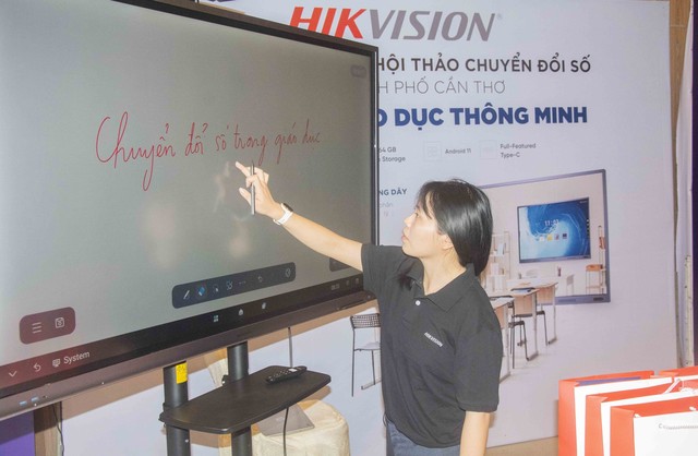 Gian hàng trưng bày của HIKVision về Chuyển đổi số trong giáo dục tại hội thảo.