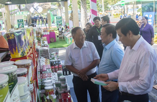 Bộ trưởng Bộ Nông nghiệp và Phát triển Nông thôn, Lê Minh Hoan và Chủ tịch UBND tỉnh Đồng Tháp, Phạm Thiện Nghĩa tham quan các gian hàng trưng bày sản phẩm tại Diễn đàn.