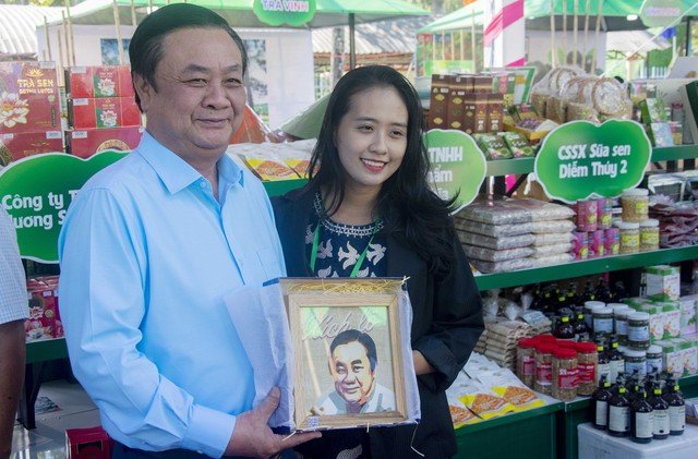 Bộ trưởng Bộ Nông nghiệp và Phát triển Nông thôn, Lê Minh Hoan nhận món quà của đơn vị khởi nghiệp là bức chân dung hết sức ý nghĩa được làm từ sợi Sen.