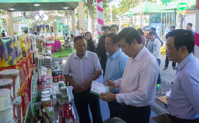Bộ trưởng Bộ Nông nghiệp và Phát triển Nông thôn, Lê Minh Hoan và Chủ tịch UBND tỉnh Đồng Tháp, Phạm Thiện Nghĩa tham quan các gian hàng trưng bày sản phẩm tại diễn đàn.