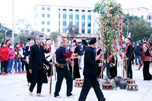 Phú Thọ: Đoàn đại biểu Ngày hội văn hóa, thể thao và du lịch dâng hương tưởng nhớ công đức các Vua Hùng  - Ảnh 3.