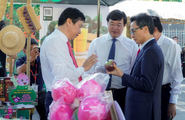 Phó Thủ tướng Vũ Đức Đam cùng lãnh đạo Tỉnh ủy, UBND tỉnh Đồng Tháp tham quan gian hàng trưng bày sản phẩm của các tỉnh, thành trong không gian khởi nghiệp ĐBSCL.