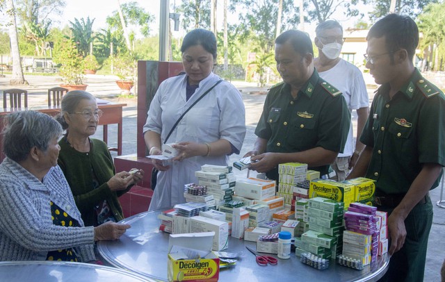 Đồn Biên phòng Cửa khẩu Giang Thành phối hợp với Trạm Y tế xã Tân Khánh Hòa, huyện Giang Thành cấp phát thuốc miễn phí cho bà con nhân dân.