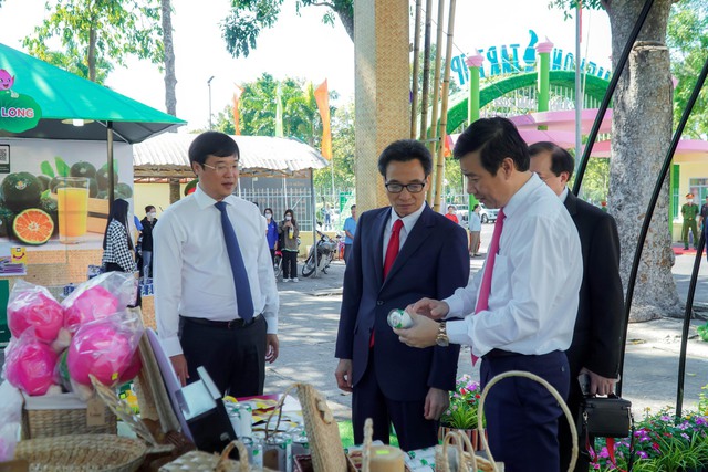 Phó Thủ tướng Vũ Đức Đam cùng lãnh đạo Tỉnh ủy, UBND tỉnh Đồng Tháp tham quan gian hàng trưng bày sản phẩm được trưng bày tại diễn đàn.
