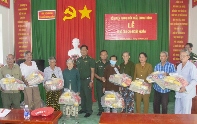Đồn Biên phòng Cửa khẩu Giang Thành trao quà cho người dân có hoàn cảnh khó khăn trên khu vực biên giới.