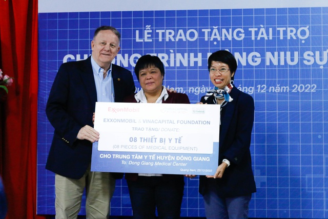 Đại diện ExxonMobil Việt Nam và Đại diện VCF trao bảng trao tặng tượng trưng cho TTYT huyện Đông Giang