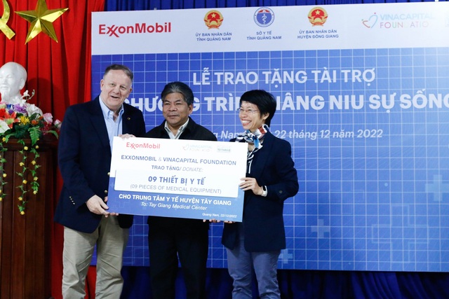 Đại diện ExxonMobil Việt Nam và Đại diện VCF trao bảng trao tặng tượng trưng cho TTYT huyện Tây Giang