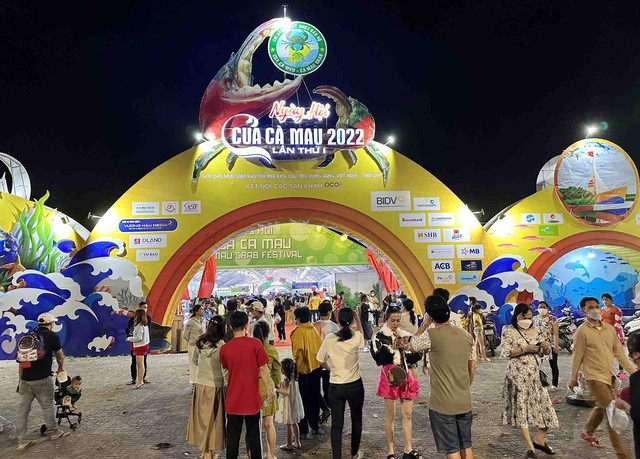 Hàng ngàn du khách đến tham quan, mua sắm và xem diễn ra khai mạc Ngày hội Cua Cà Mau lần thứ I-2022.